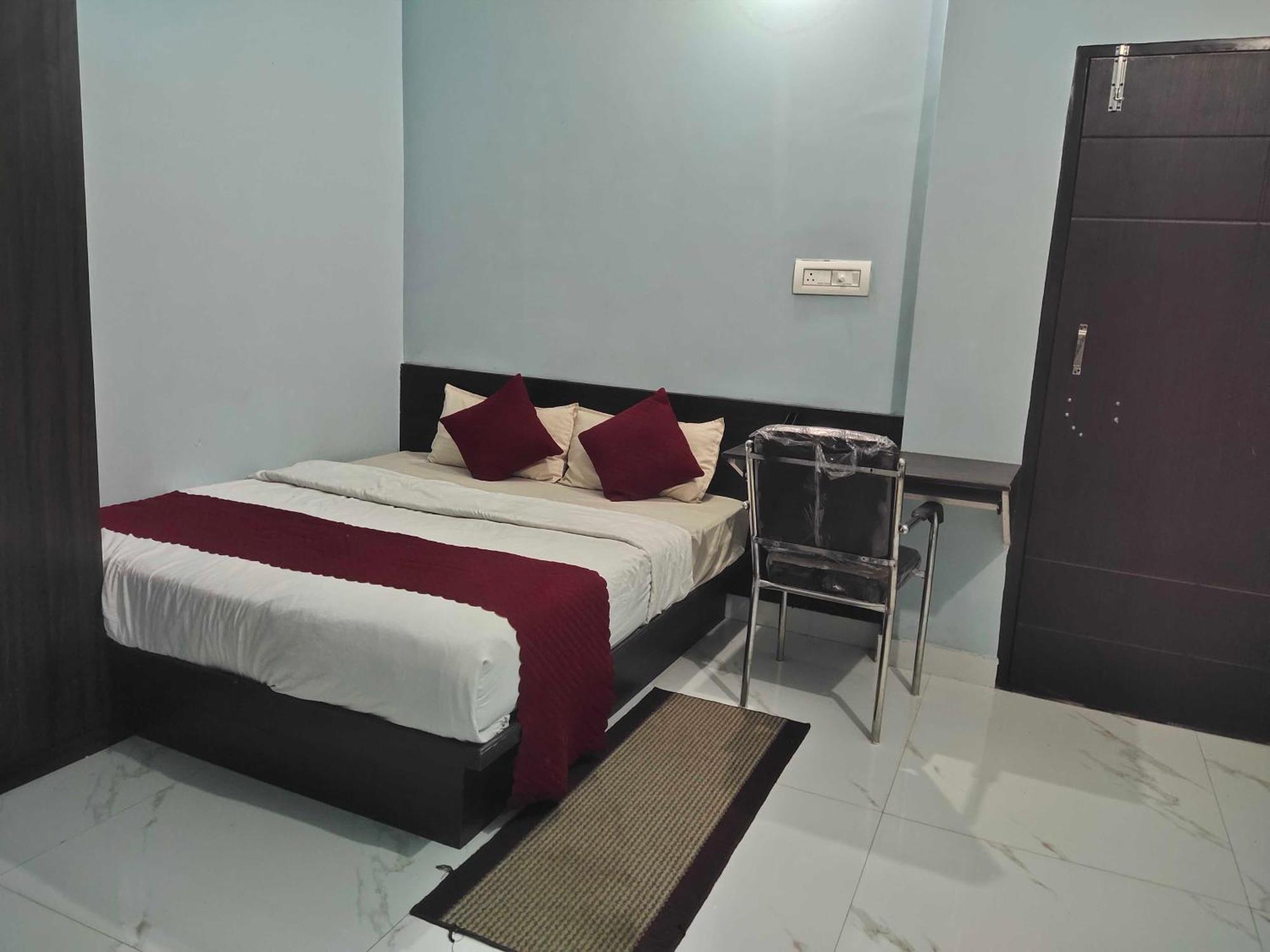 Hotel O Home Aditya Inn Suits Homestay Ayodhya Bagian luar foto